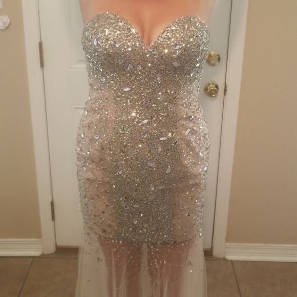 Stunning Gown SZ MED - Picture 7 of 7